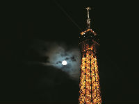 Djelimično pomračenje Mjeseca iznad Pariza