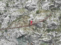 Filip prešao most na Dromiri kako bi dostavio pomoć