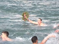 Uprkos zabranama plivali za časni krst 2.jpg