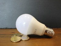 Građani i firme za struju duguju 182 miliona light-bulb-60651891280.jpg
