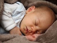 Zašto spavanje na stomaku može biti opasno za bebe