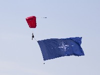 NATO povećava prisustvo kod granica Rusije i Bjelorusije parachute-51009111280.jpg