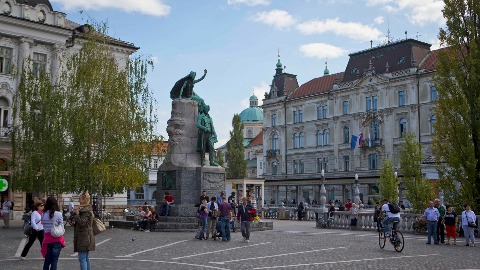 Slovenija: Ukidaju maske u školama, vakcinacija i za mlađe od 18 Slovenija: Ukidaju maske u školama, vakcinacija i za mlađe od 18