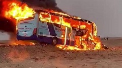 Poginulo deset osoba u sudaru kamiona i turističkog autobusa 