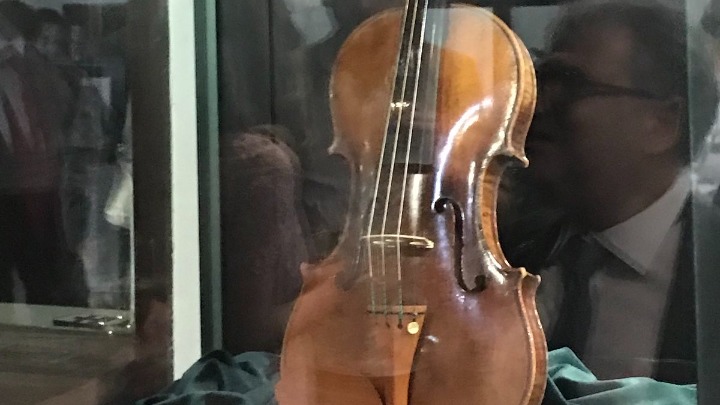 Violina "Gvarneri" izložena u RTCG