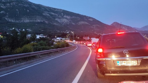 Kilometarske kolone od Bara do tunela Sozina Kilometarske kolone od Bara do tunela Sozina