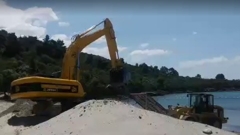 Plaža i jun, bager i kupači Plaža i jun, bager i kupači