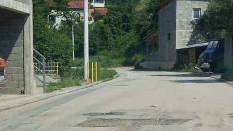 Umjesto da saniraju asfalt, napravili rupe u Lješnici Umjesto da saniraju asfalt, napravili rupe u Lješnici