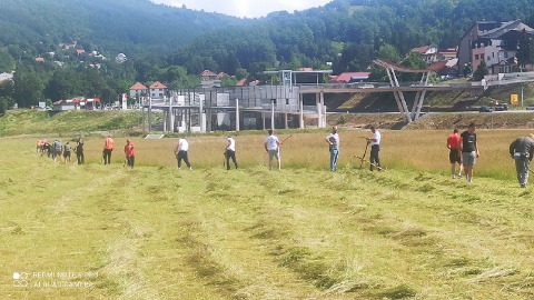 Mojkovački kosci pokosili ravnicu na nekadašnjem jalovištu Mojkovački kosci pokosili ravnicu na nekadašnjem jalovištu